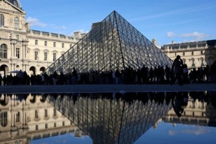 اعتقال 5 مشتبهين بهم في سرقة اللوفر