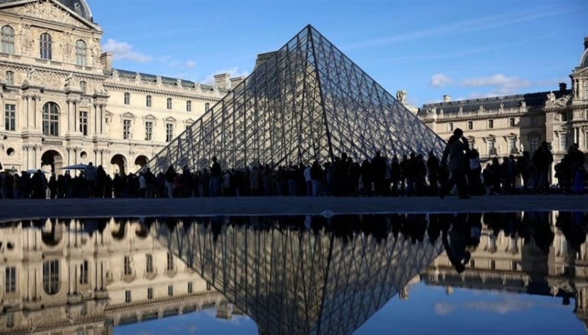 اعتقال 5 مشتبهين بهم في سرقة اللوفر