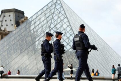 اعتقال 5 مشتبهين جدد.. تطورات مثيرة في سرقة مجوهرات اللوفر الملكية