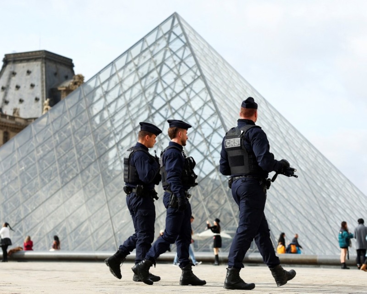 اعتقال 5 مشتبهين جدد.. تطورات مثيرة في سرقة مجوهرات اللوفر الملكية اعتقال 5 مشتبهين جدد.. تطورات مثيرة في سرقة مجوهرات اللوفر الملكية