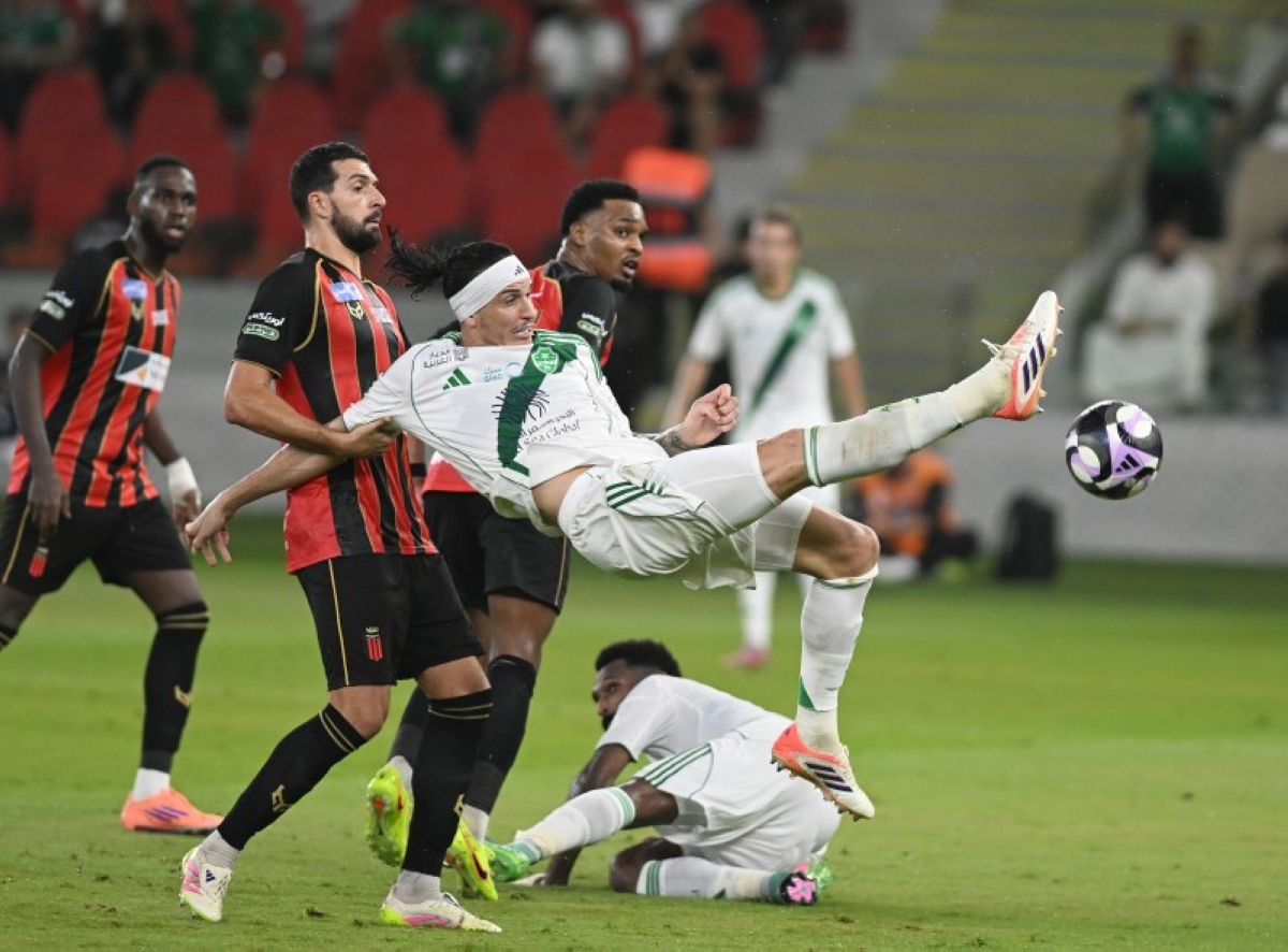 الأهلي يخيب آمال جماهيره بتعادل مع الرياض الأهلي يخيب آمال جماهيره بتعادل مع الرياض