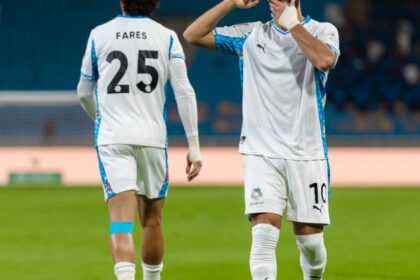 نيوم يتألق ويكسب الخلود بثلاثية