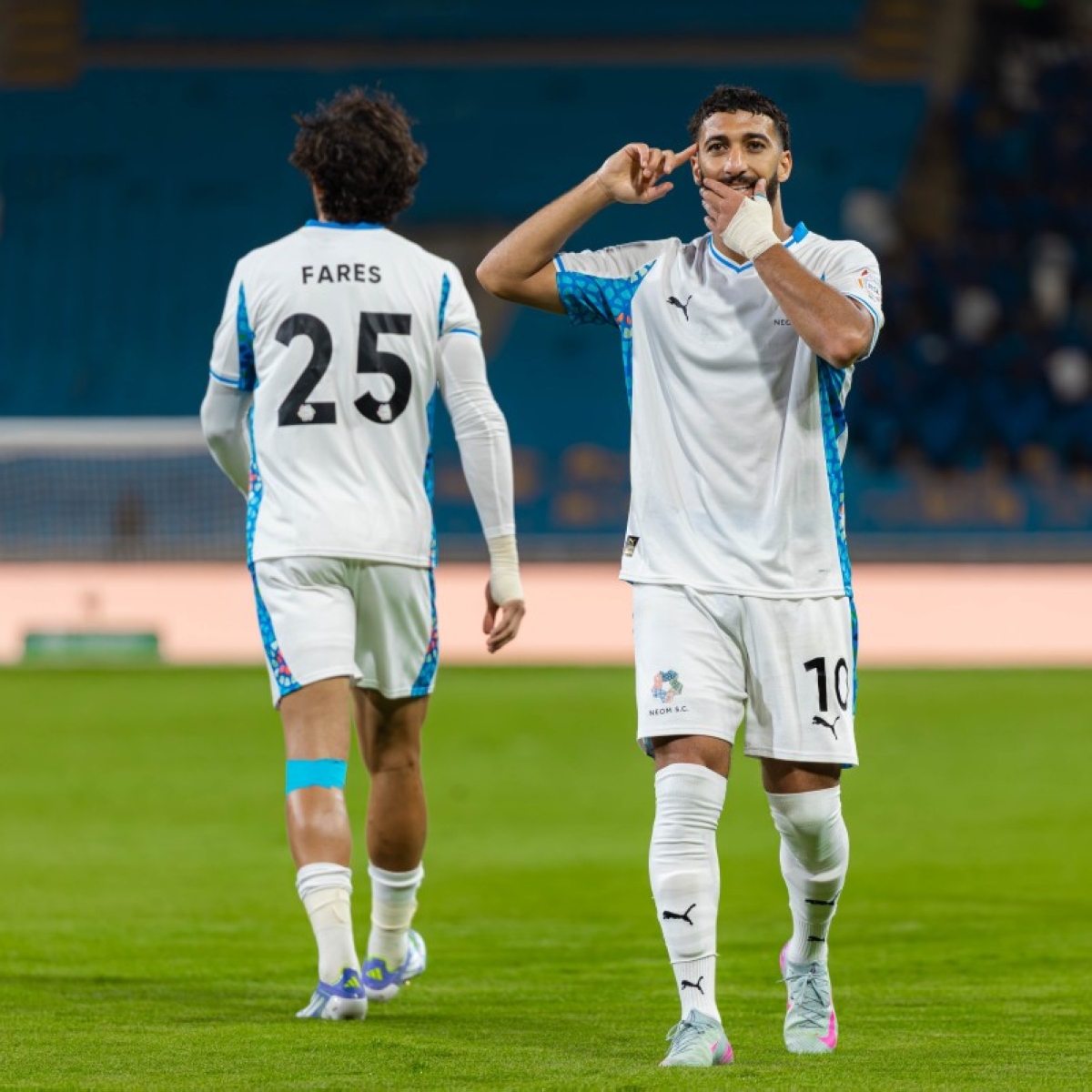 نيوم يتألق ويكسب الخلود بثلاثية نيوم يتألق ويكسب الخلود بثلاثية