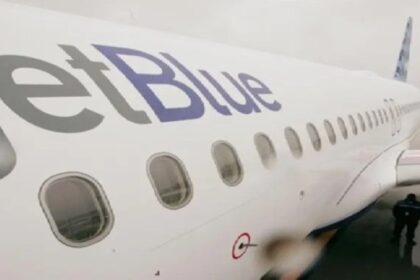 طائرة تفقد ارتفاعها فجأة.. وتصيب ركابها