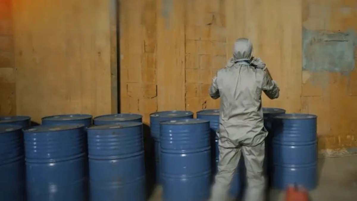 إحباط تهريب شحنة مواد كيمياوية ومعدات عسكرية إلى الحوثيين إحباط تهريب شحنة مواد كيمياوية ومعدات عسكرية إلى الحوثيين