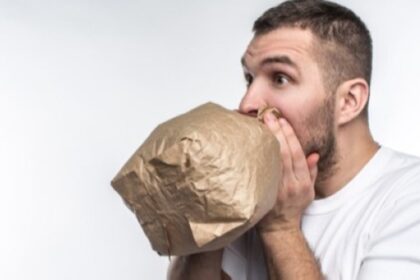 تنفس ببطء لحياة أفضل.. طبيب يكشف علاقة القلق بفرط التنفس