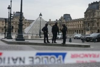 «اللوفر» تحت الحراسة المشددة.. فرنسا تتحرك بعد الفضيحة «اللوفر» تحت الحراسة المشددة.. فرنسا تتحرك بعد الفضيحة