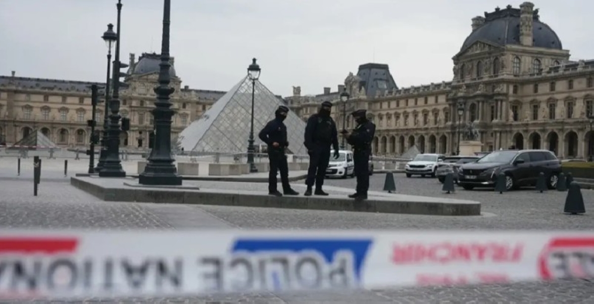 «اللوفر» تحت الحراسة المشددة.. فرنسا تتحرك بعد الفضيحة «اللوفر» تحت الحراسة المشددة.. فرنسا تتحرك بعد الفضيحة