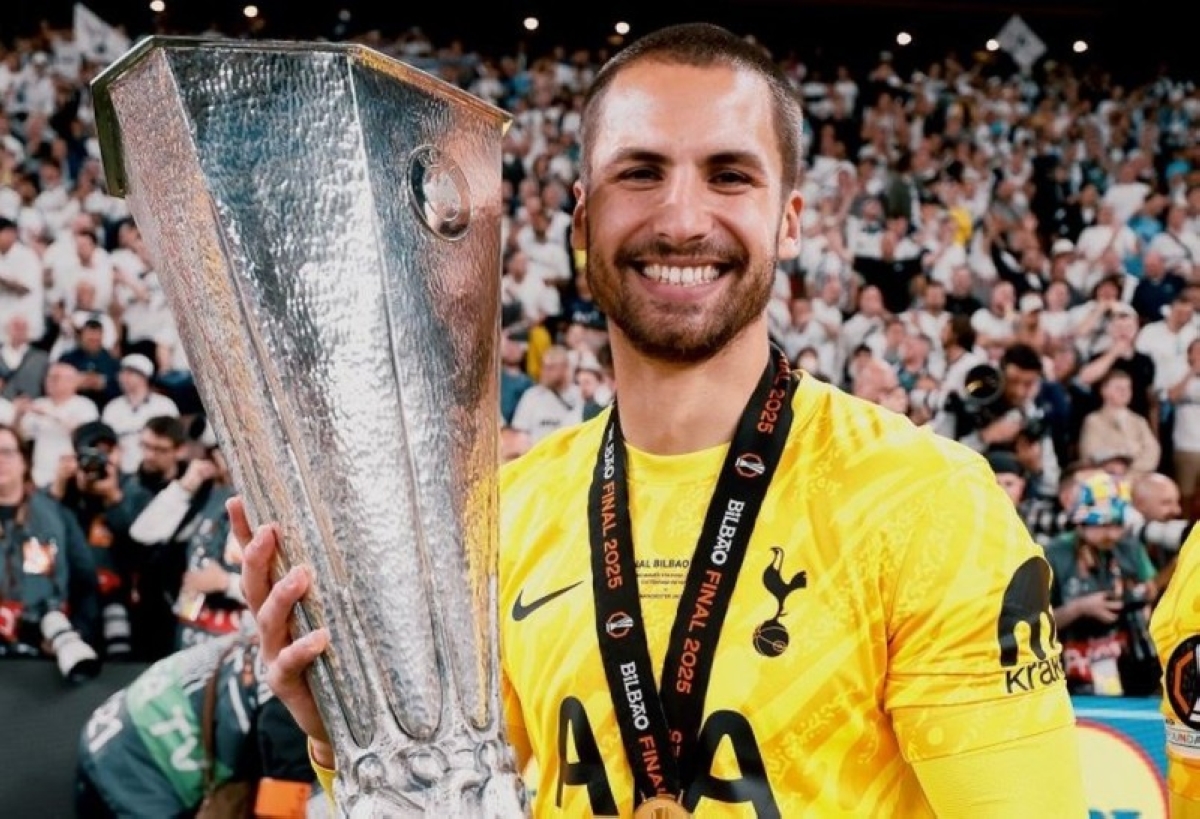 بعمر الـ27.. حارس توتنهام يعلّق قفازيه ويتجه إلى السينما ! بعمر الـ27.. حارس توتنهام يعلّق قفازيه ويتجه إلى السينما !