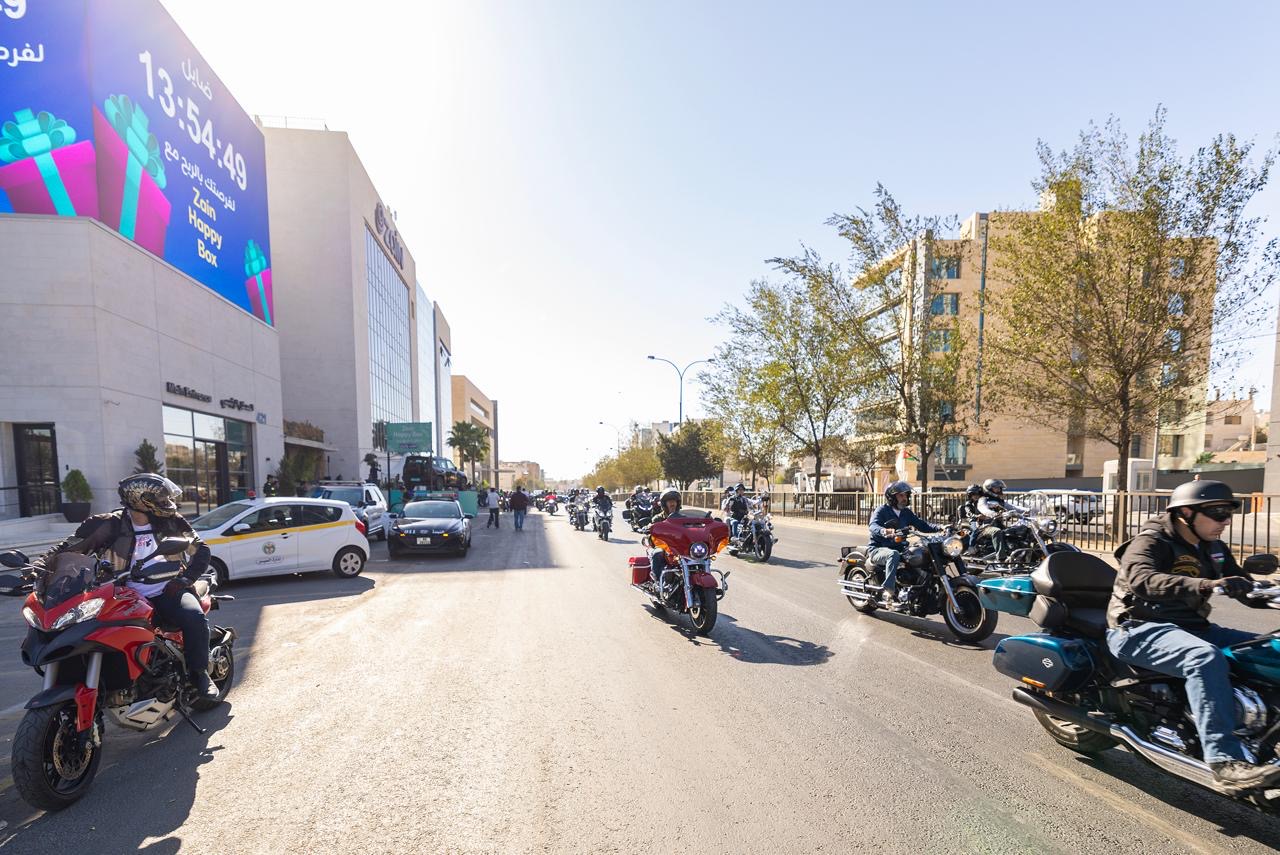 زين تستضيف انطلاقة مسيرة “سيدات هارلي” لدعم مصابات السرطان من غزة زين تستضيف انطلاقة مسيرة “سيدات هارلي” لدعم مصابات السرطان من غزة