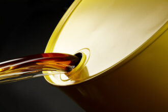 النفط يتجه لانخفاض للشهر الثالث مع وفرة المعروض