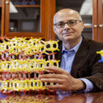 العالم الأردني ياغي.. من “جبل النزهة” إلى جائزة نوبل في الكيمياء 2025