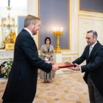 السفير القاضي يقدم أوراق اعتماده لملك هولندا