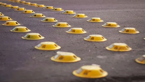 الأشغال تبدأ بإجراء تحسينات وتركيب مخففات سرعة على طريق البترول الأشغال تبدأ بإجراء تحسينات وتركيب مخففات سرعة على طريق البترول