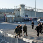 وصول أولى حافلات الأسرى الفلسطينيين المحررين إلى رام الله​ 