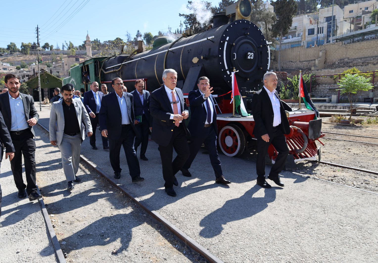 تشغيل قاطرة بخارية بعد توقفها 40 عاماً تشغيل قاطرة بخارية بعد توقفها 40 عاماً