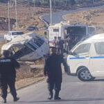 23 إصابة بحادث تدهور باص عمومي في إربد