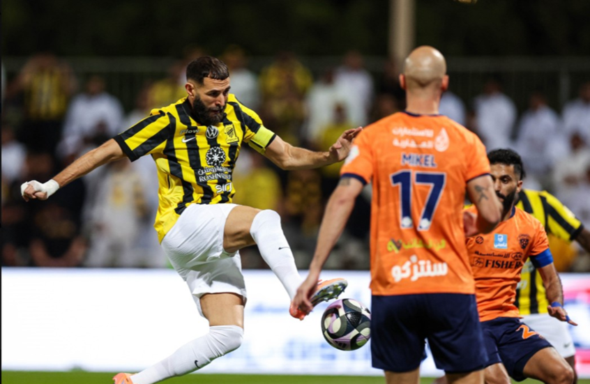 بنزيما يهدر ركلة جزاء في وقت قاتل بنزيما يهدر ركلة جزاء في وقت قاتل