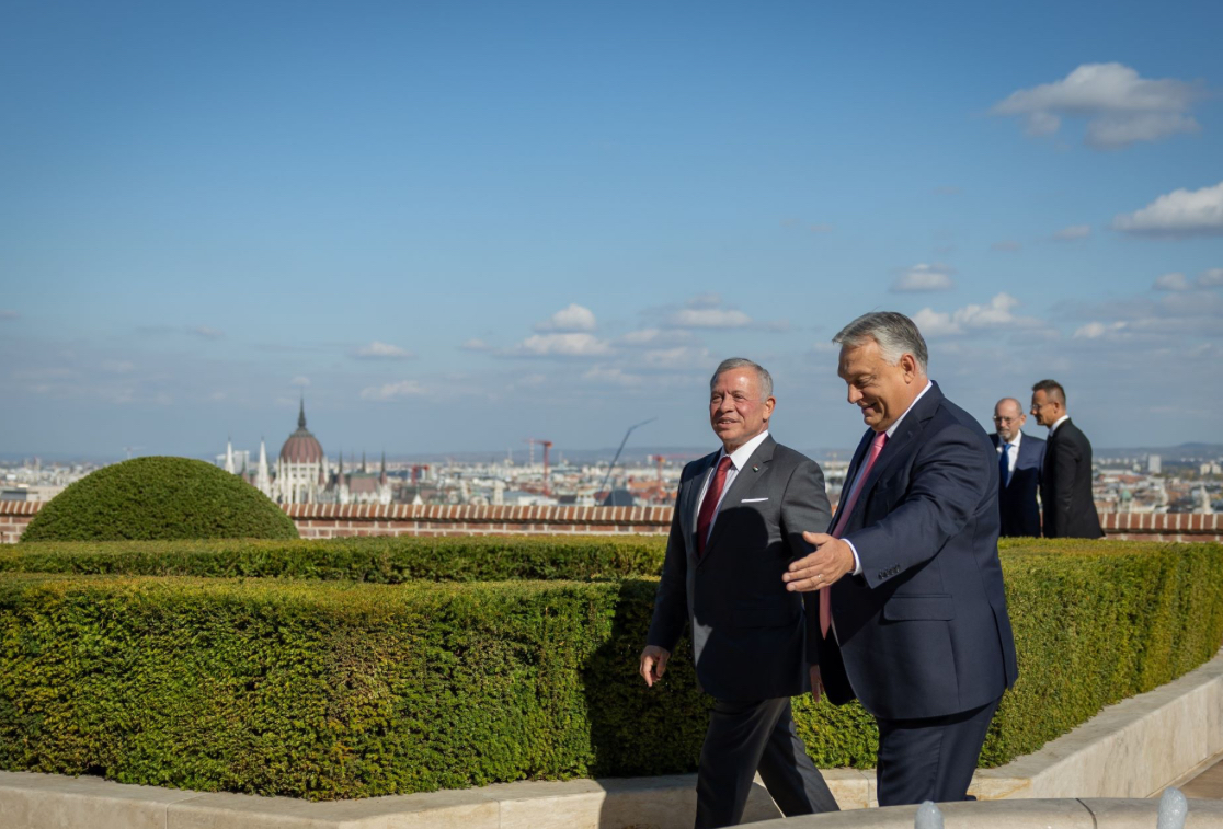 الملك يلتقي رئيس الوزراء الهنغاري ويؤكد أهمية بذل كل الجهود لتحقيق الاستقرار والسلام إقليميا ودوليا