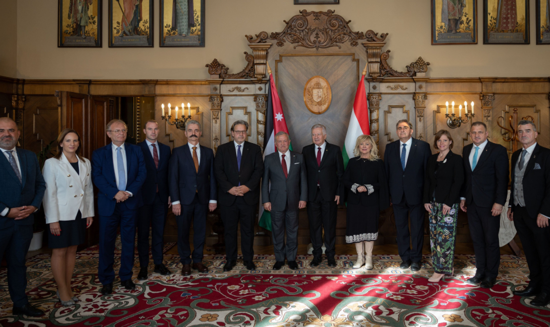 الملك يجتمع بأعضاء في البرلمان الهنغاري في بودابست الملك يجتمع بأعضاء في البرلمان الهنغاري في بودابست