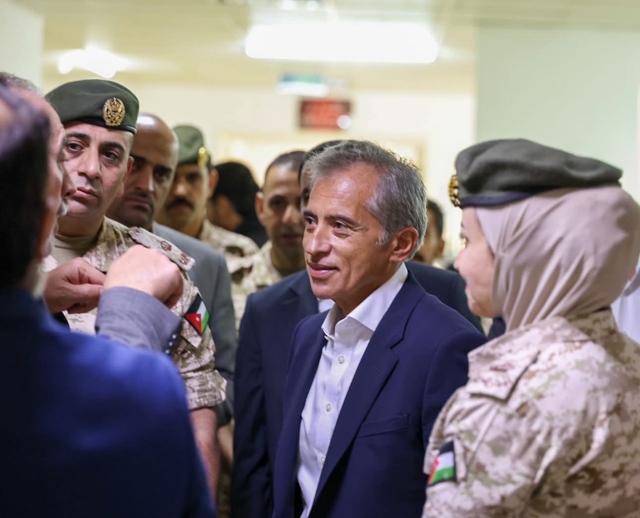 رئيس الوزراء يوجّه بشمول المدنيين بخدمات مركز الأزرق العسكري وزيادة أسرة غسيل الكلى رئيس الوزراء يوجّه بشمول المدنيين بخدمات مركز الأزرق العسكري وزيادة أسرة غسيل الكلى