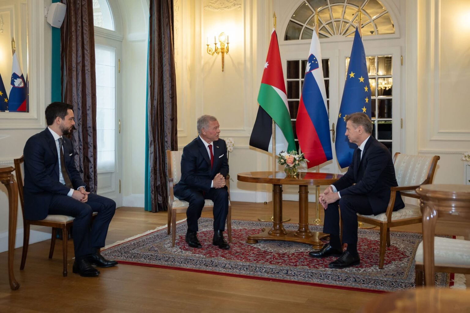 الملك: أجريت محادثات مثمرة مع عدد من القادة الأوروبيين في قمة “ميد 9” الملك: أجريت محادثات مثمرة مع عدد من القادة الأوروبيين في قمة “ميد 9”