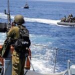 بحرية الاحتلال تعتقل 3 صيادين وتفجر مركبين ببحر غزة​ 