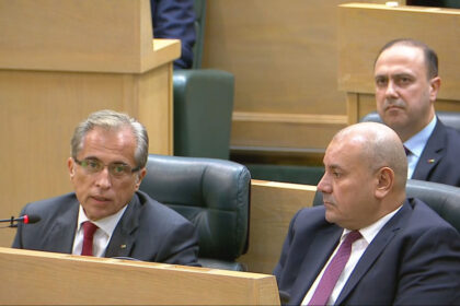 رئيس الوزراء: الحكومة ملتزمة بتوجيهات الملك في خطاب العرش