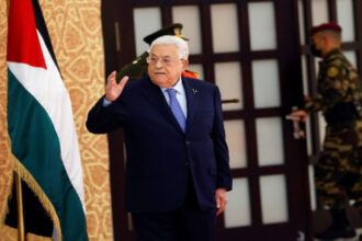 الرئيس الفلسطيني يصدر إعلانا دستوريا بتولي نائبه مهام رئيس السلطة الفلسطينية حال شغور المركز  الرئيس الفلسطيني يصدر إعلانا دستوريا بتولي نائبه مهام رئيس السلطة الفلسطينية حال شغور المركز