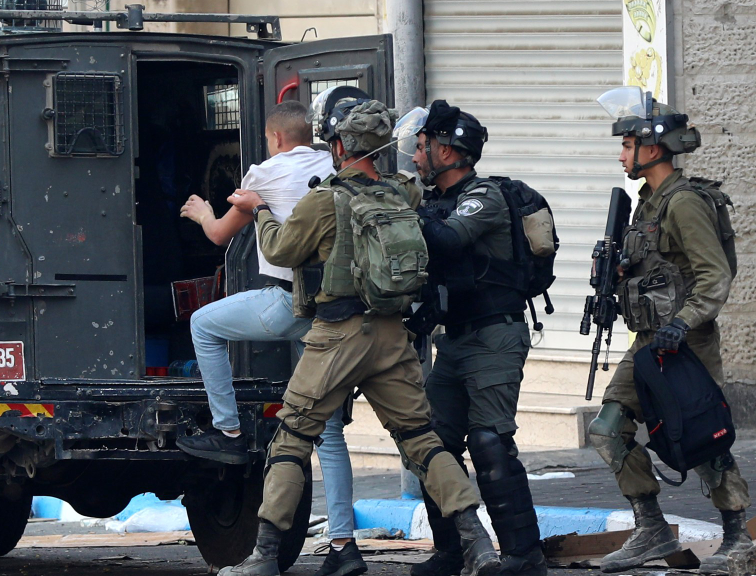 الاحتلال يعتقل 21 فلسطينيا في الضفة الغربية  الاحتلال يعتقل 21 فلسطينيا في الضفة الغربية
