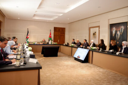 الملك يجتمع بمسؤولين وممثلين عن قطاع الصناعة الملك يجتمع بمسؤولين وممثلين عن قطاع الصناعة
