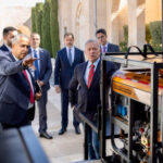 الملك يطلع على عمل وحدات دعم مبتوري الأطراف المتنقلة التابعة لجمعية “استعادة الأمل” الأردنية الملك يطلع على عمل وحدات دعم مبتوري الأطراف المتنقلة التابعة لجمعية “استعادة الأمل” الأردنية