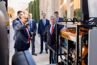 الملك يطلع على عمل وحدات دعم مبتوري الأطراف المتنقلة التابعة لجمعية “استعادة الأمل” الأردنية الملك يطلع على عمل وحدات دعم مبتوري الأطراف المتنقلة التابعة لجمعية “استعادة الأمل” الأردنية