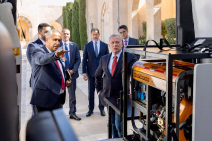 الملك يطلع على عمل وحدات دعم مبتوري الأطراف المتنقلة التابعة لجمعية “استعادة الأمل” الأردنية الملك يطلع على عمل وحدات دعم مبتوري الأطراف المتنقلة التابعة لجمعية “استعادة الأمل” الأردنية