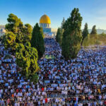 عشرات الآلاف يؤدون صلاة الجمعة بالمسجد الأقصى  عشرات الآلاف يؤدون صلاة الجمعة بالمسجد الأقصى