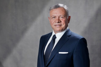 الملك يستقبل الرئيس العراقي لدى وصوله المملكة الملك يستقبل الرئيس العراقي لدى وصوله المملكة