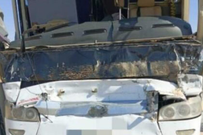 21 إصابة بتصادم حافلة وشاحنة في الطريق الصحراوي