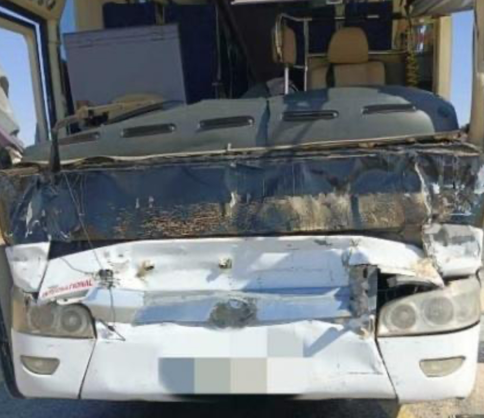 21 إصابة بتصادم حافلة وشاحنة في الطريق الصحراوي