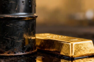 أسعار النفط تحافظ على معظم مكاسبها والذهب يرتفع عالميا أسعار النفط تحافظ على معظم مكاسبها والذهب يرتفع عالميا