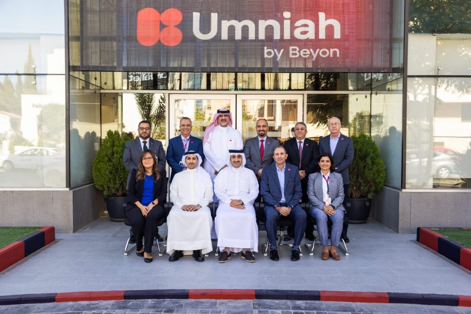 سعادة الشيخ عبد الله بن خليفة آل خليفة يزور مقر “أمنية إحدى شركات Beyon” مهنئًا الفريق بنجاح إطلاق الهوية الجديدة سعادة الشيخ عبد الله بن خليفة آل خليفة يزور مقر “أمنية إحدى شركات Beyon” مهنئًا الفريق بنجاح إطلاق الهوية الجديدة
