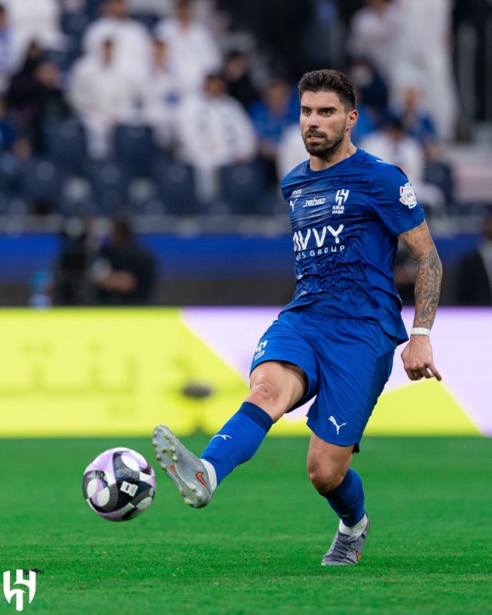 الهلال يلاحق صدارة النصر بنقاط الشباب