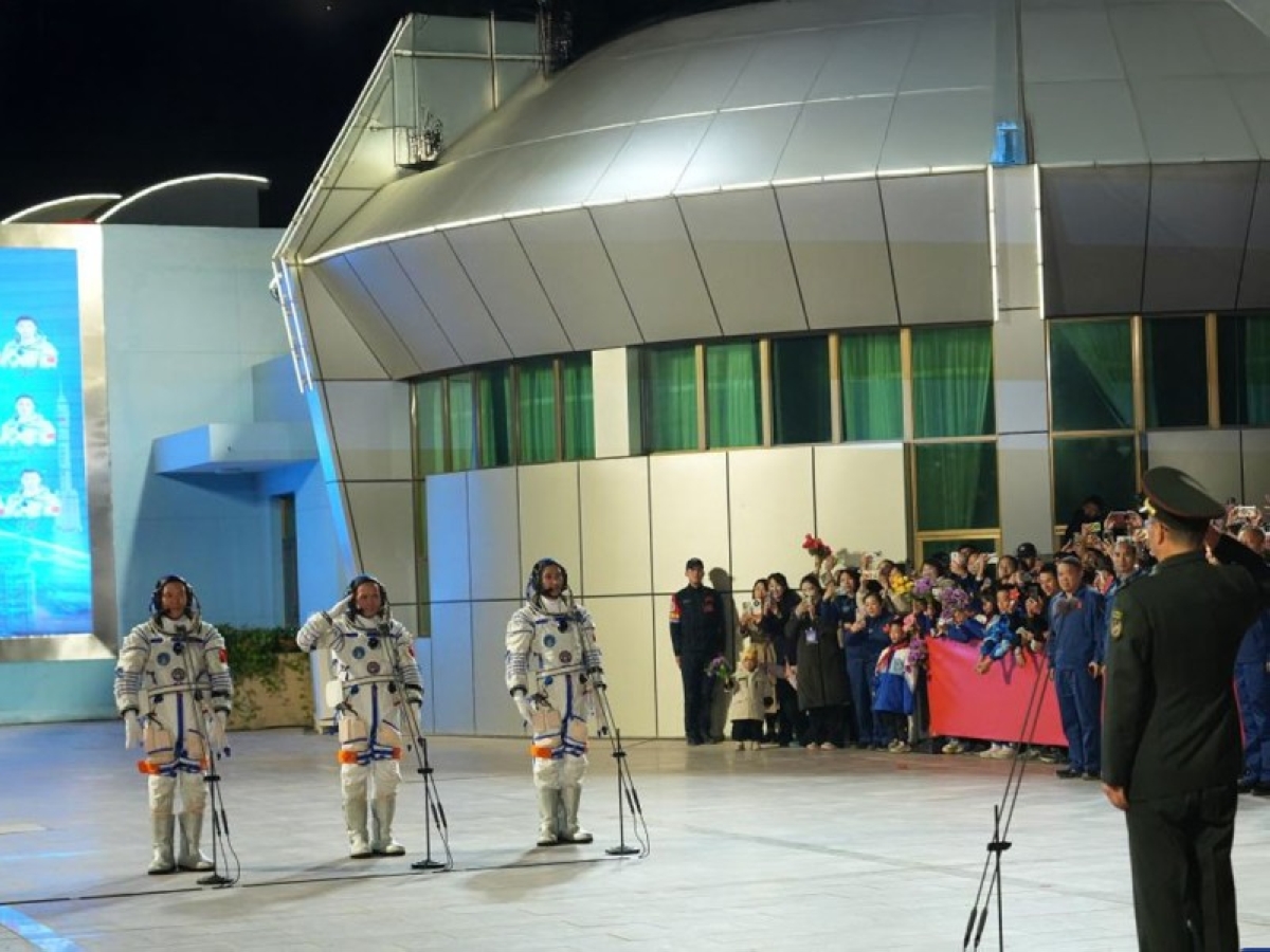 الصين تطلق السفينة المأهولة «شنتشو-21» إلى الفضاء الصين تطلق السفينة المأهولة «شنتشو-21» إلى الفضاء