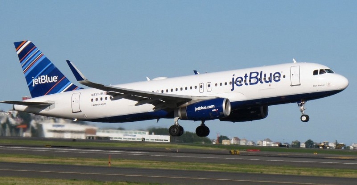 نقل ركاب طائرة أمريكية إلى المستشفى بعد هبوط اضطراري