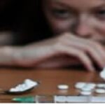 «مدمن» يقتل «زوجته الحامل» ويطلق النار على «والدته» وأقاربه