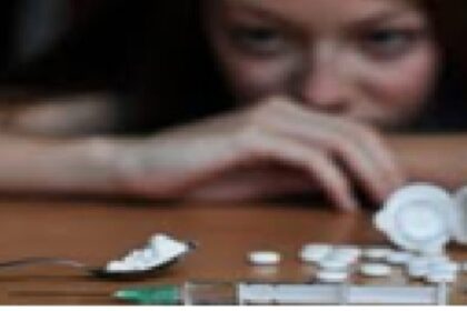 «مدمن» يقتل «زوجته الحامل» ويطلق النار على «والدته» وأقاربه