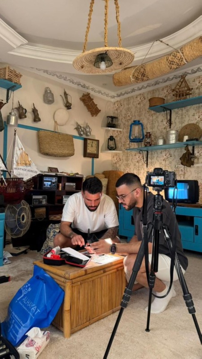 بيدرو يبدع خلف الكاميرا.. نجم الخليج يحتفي بـ «80 عاماً» من المجد