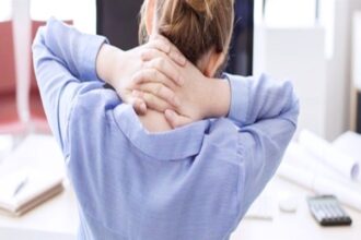 جراح متخصص يحذر من وضعيات قاتلة تدمّر العمود الفقري