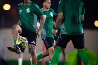 منتخب الناشئين يصل قطر استعداداً لمواجهة النمسا في كأس العالم