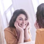 فوائد النظر في المرآة بابتسامة: