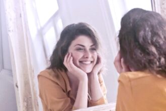 فوائد النظر في المرآة بابتسامة: